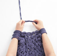 Echarpe en laine tricotée avec les doigts